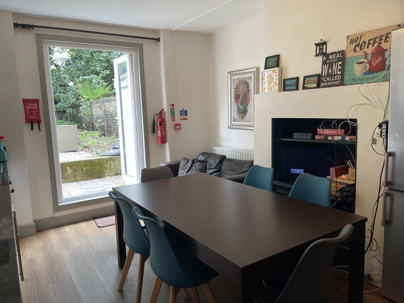 Room Killyon Road in Greater London