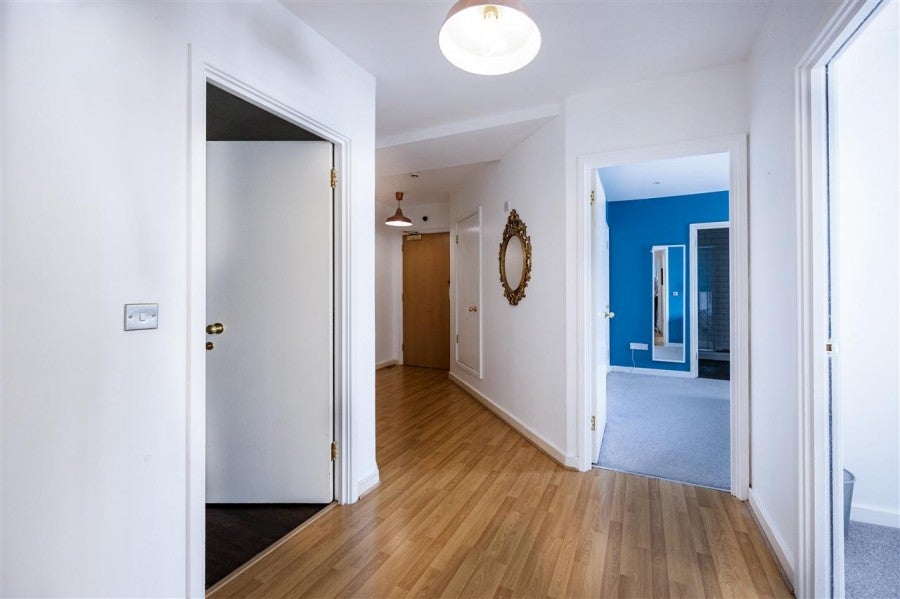 Flat Poplar Walk in Greater London
