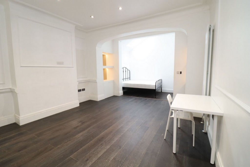 Room Globe Road in Greater London