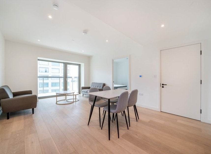 Flat Royal Crest Avenue in Greater London