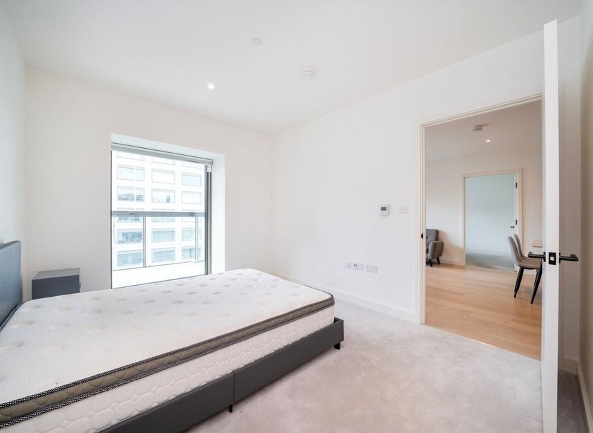 Flat Royal Crest Avenue in Greater London
