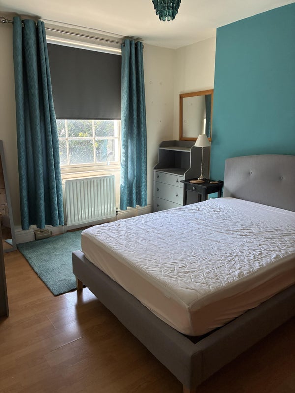 Room Crowndale Road in Greater London