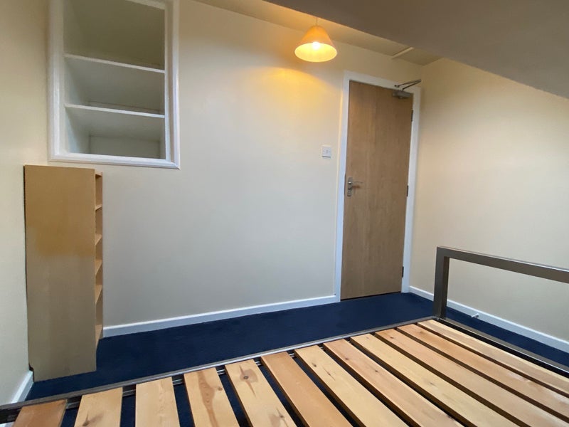 Room Albert Street in Calderdale