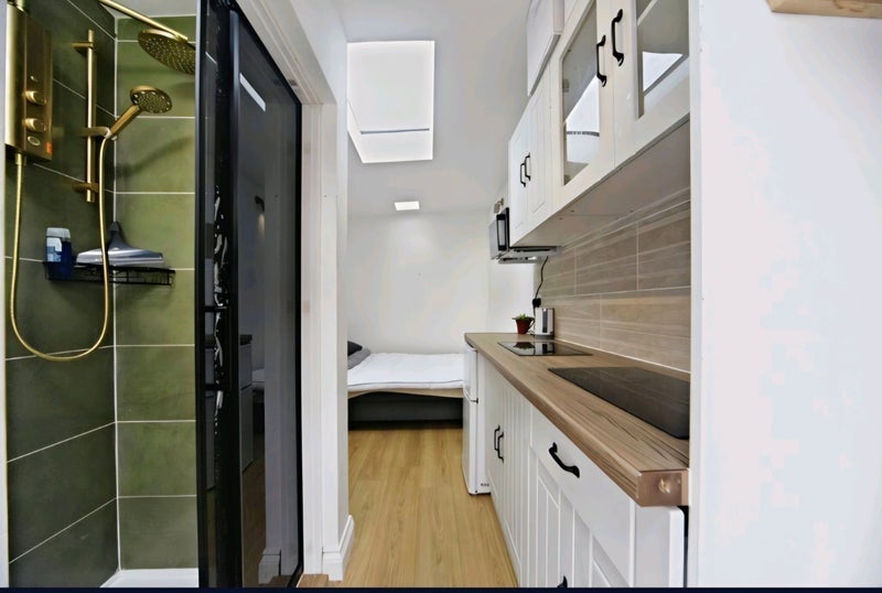 Room Broughton Road in Greater London