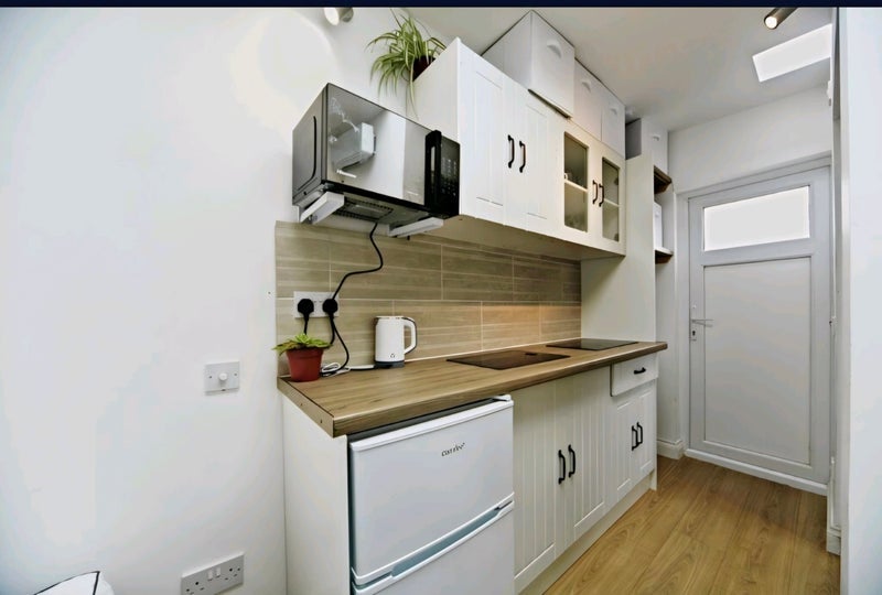 Room Broughton Road in Greater London
