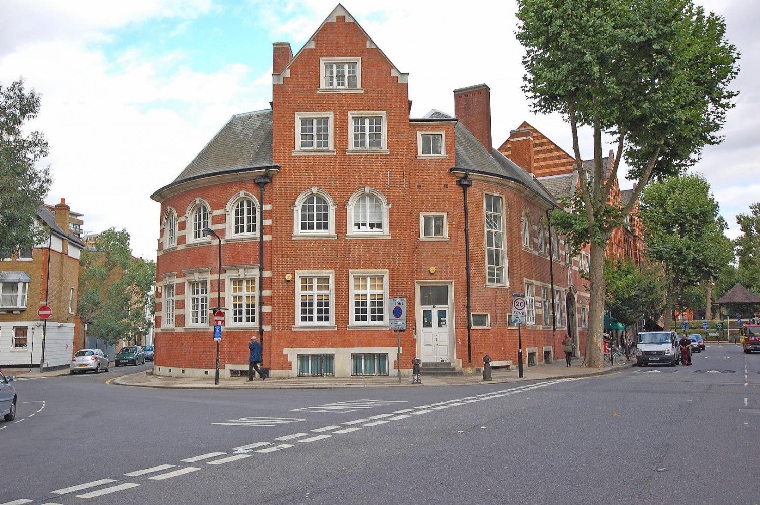Flat Calvert Avenue in Greater London