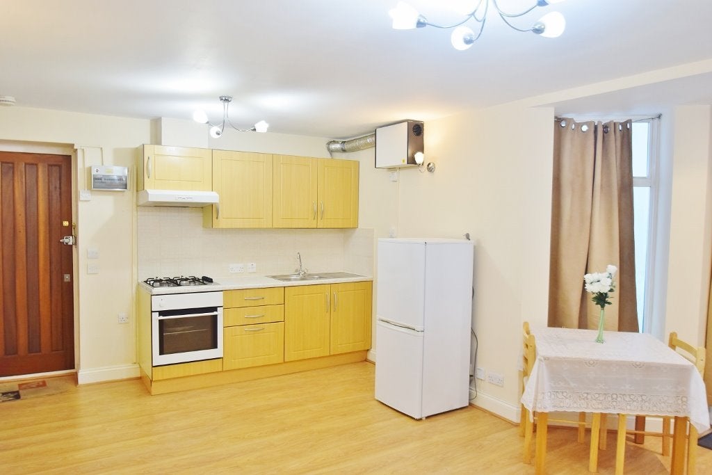 Flat Golders Green Road in Greater London