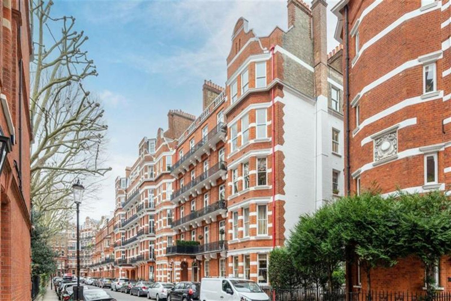 House Earl's Court Road in Greater London