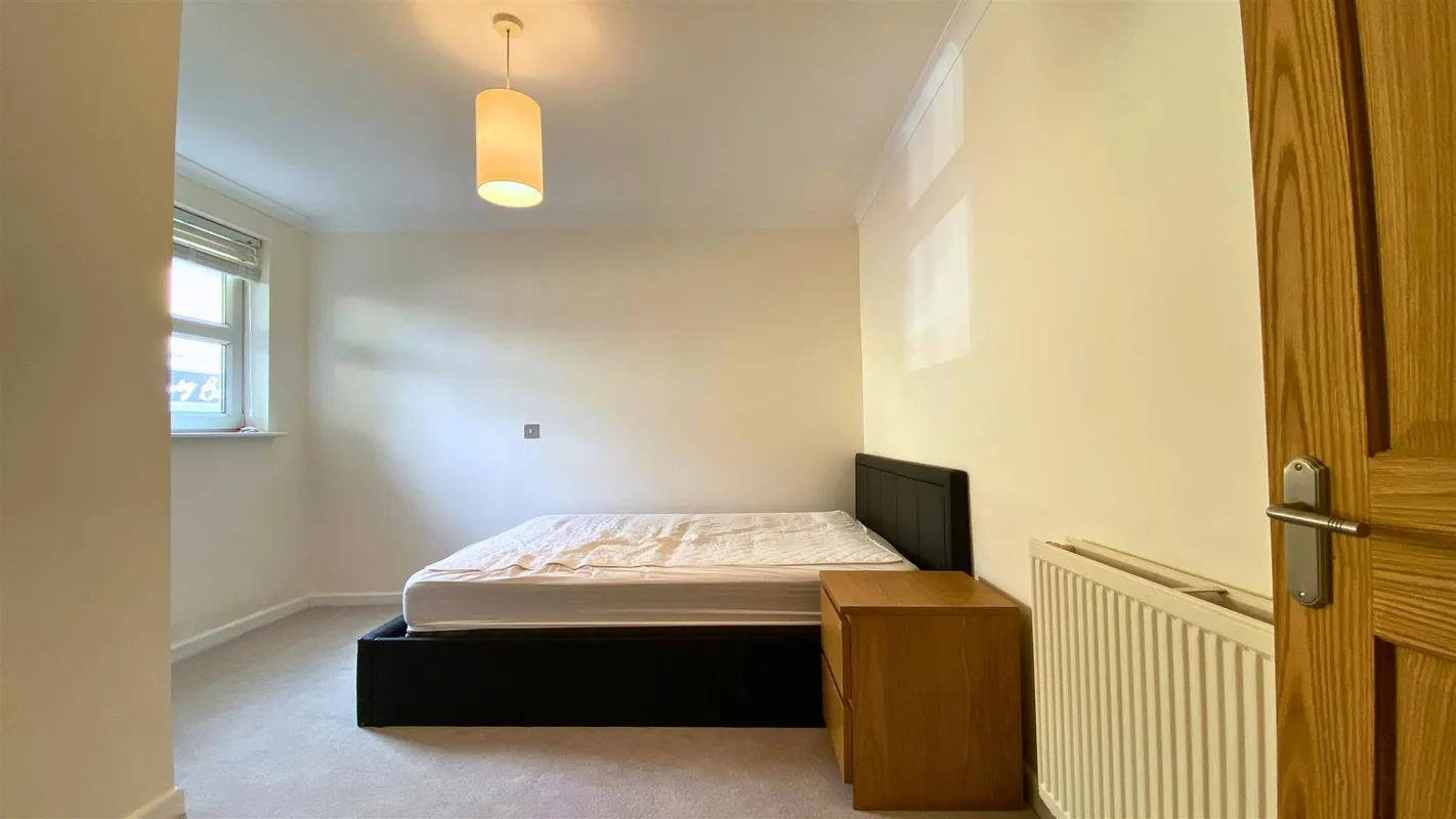 Flat Coldharbour Road in Bristol