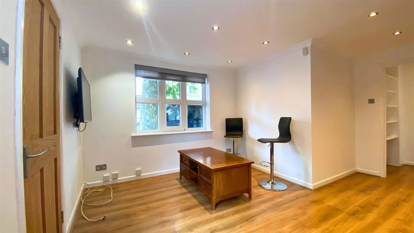 Flat Coldharbour Road in Bristol