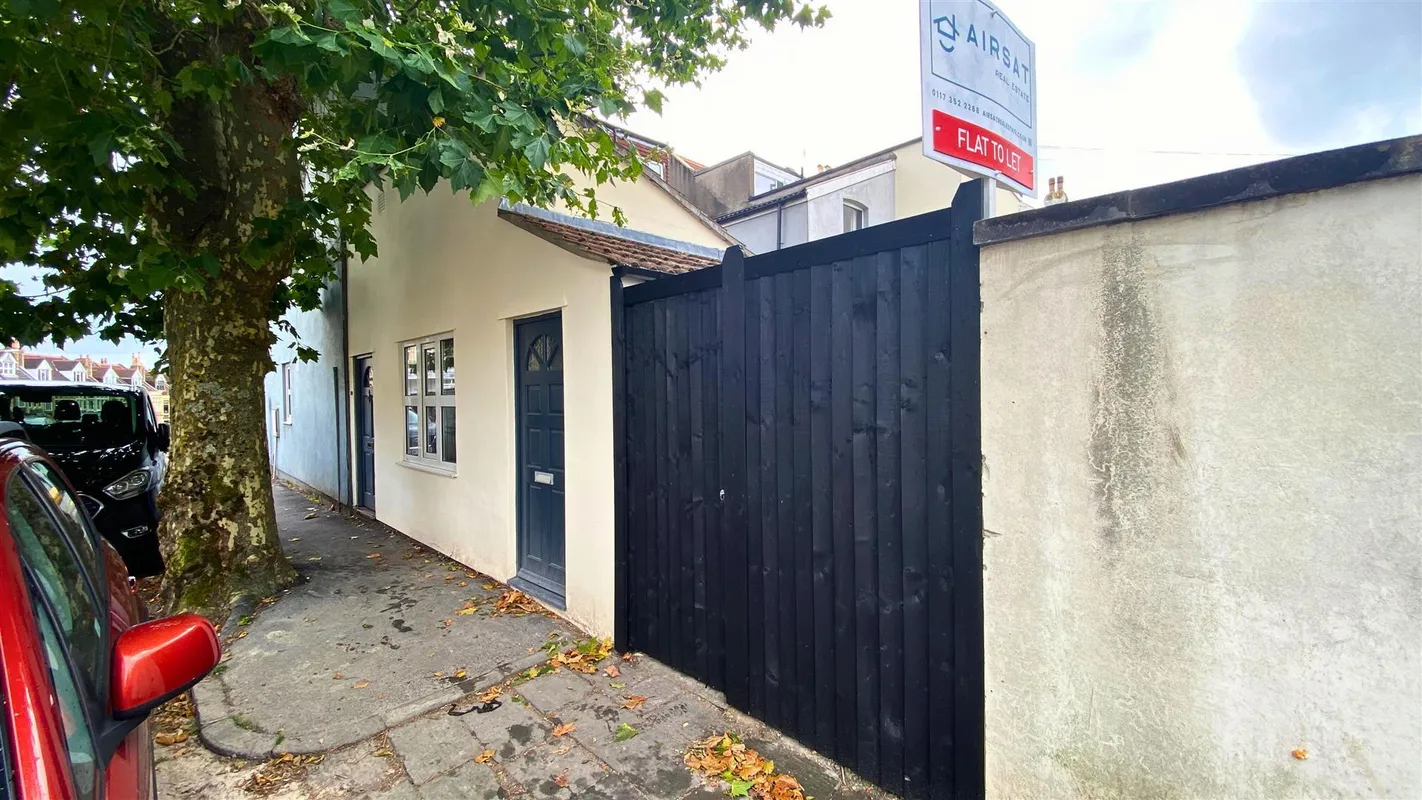Flat Coldharbour Road in Bristol