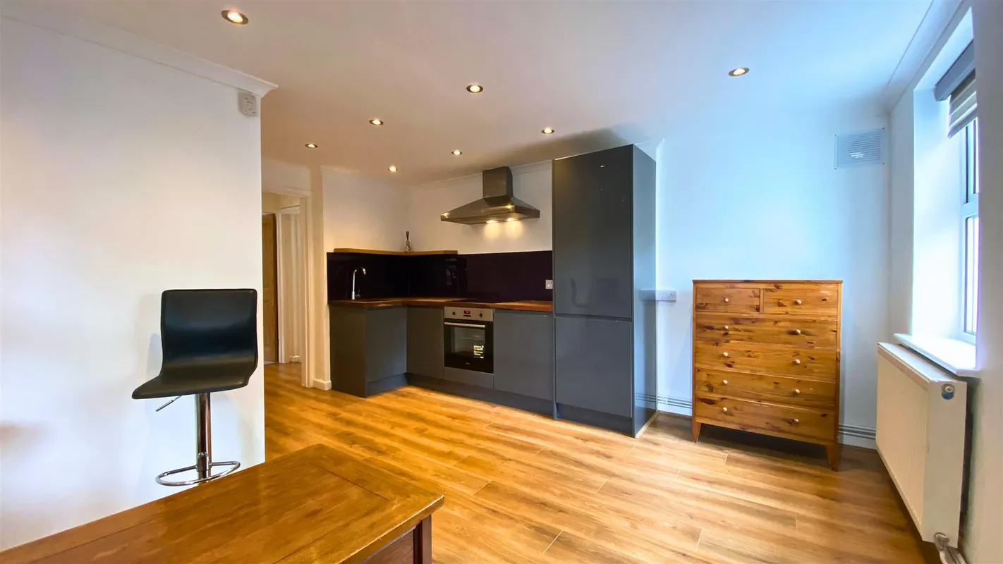 Flat Coldharbour Road in Bristol