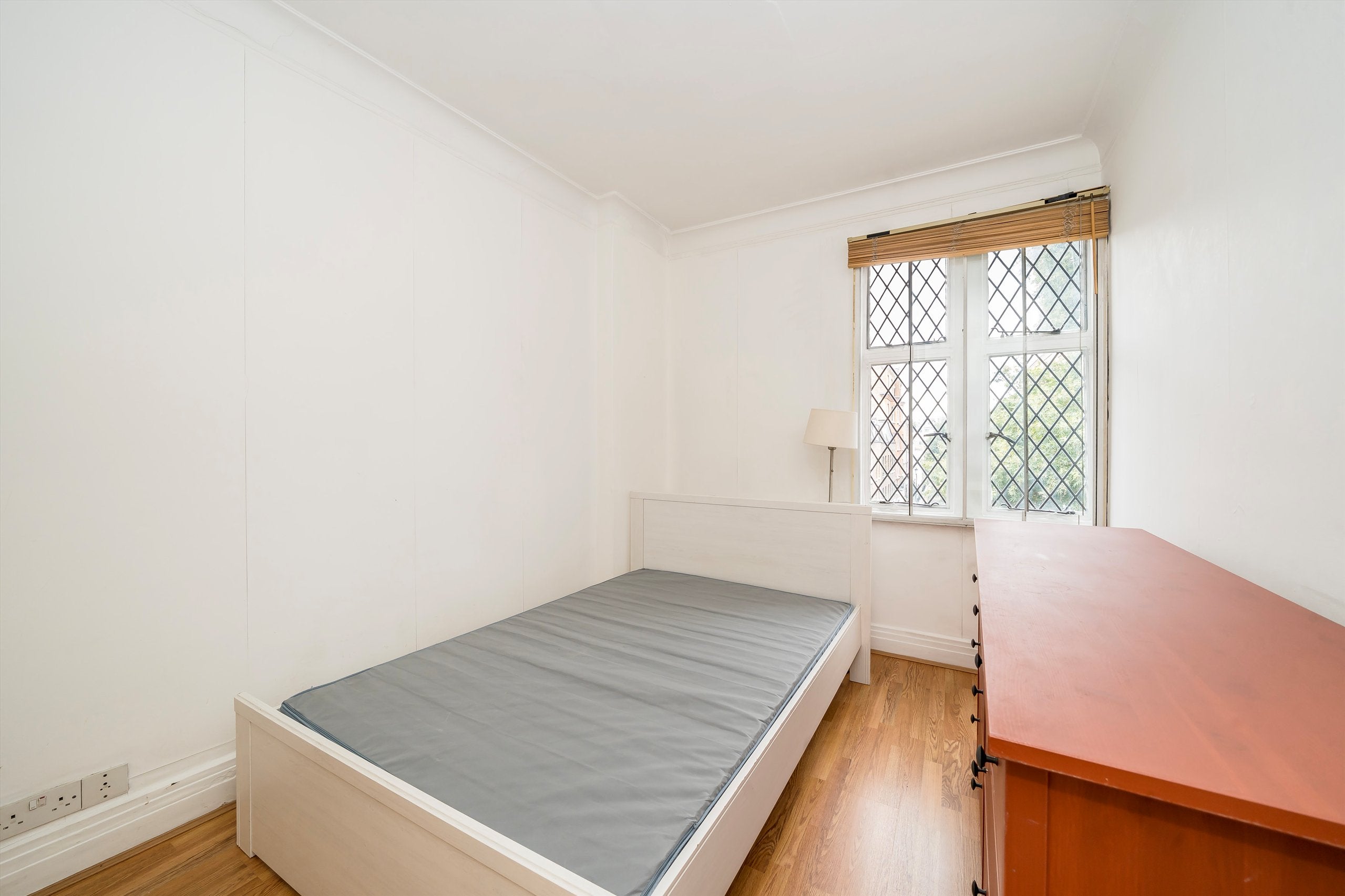 Flat Kensington Church Street in Greater London