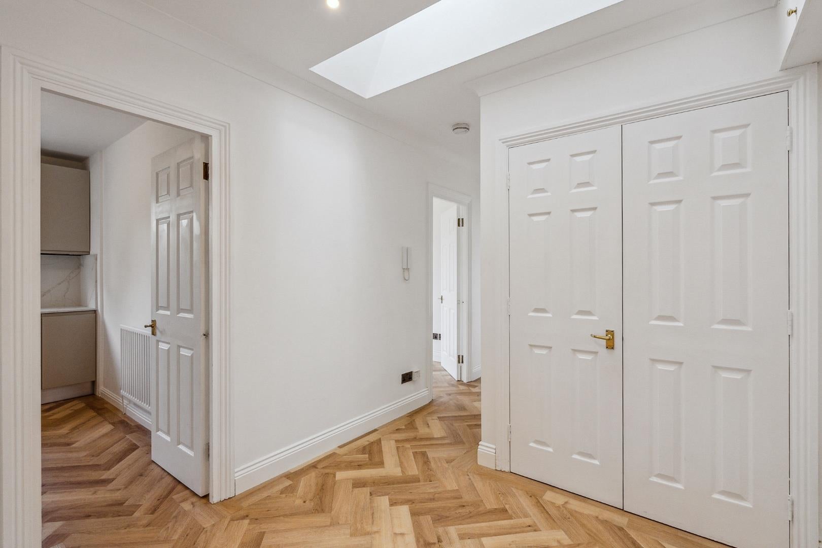 Flat Chiswick High Road in Greater London
