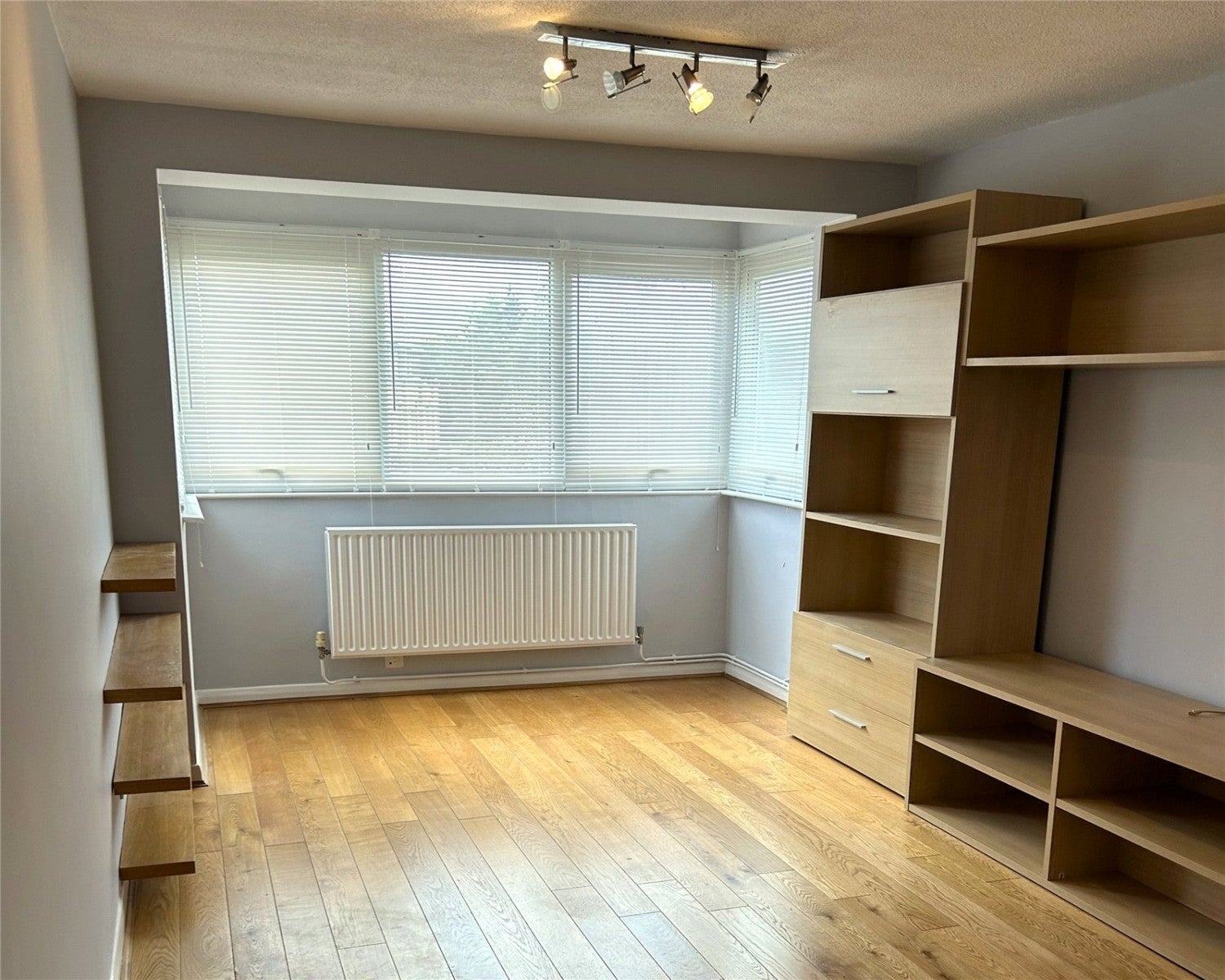 Flat Clarence Road in Greater London