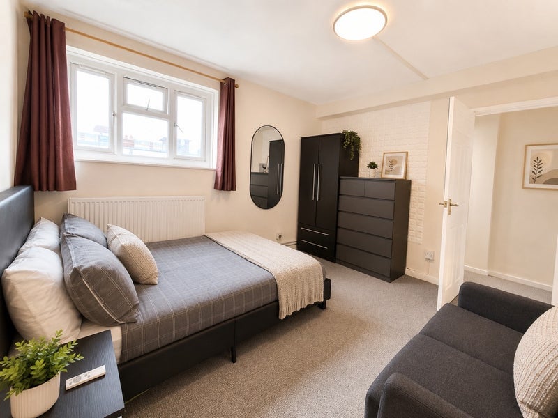 Room Evelyn Walk in Greater London