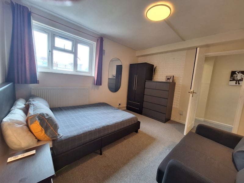 Room Evelyn Walk in Greater London