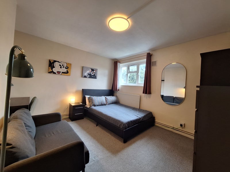 Room Evelyn Walk in Greater London