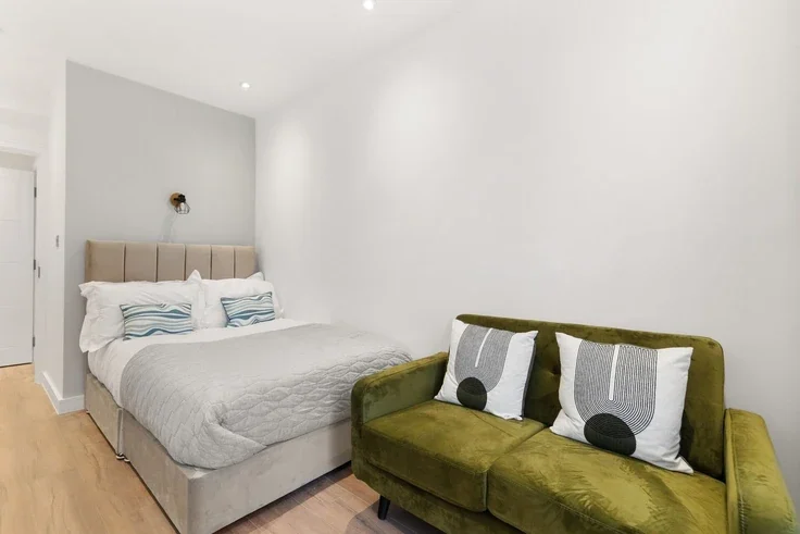 Flat Mackenzie Road in Greater London