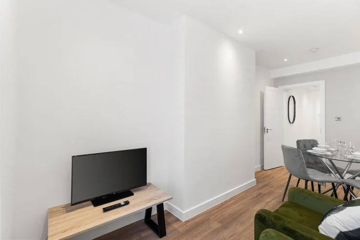 Flat Mackenzie Road in Greater London
