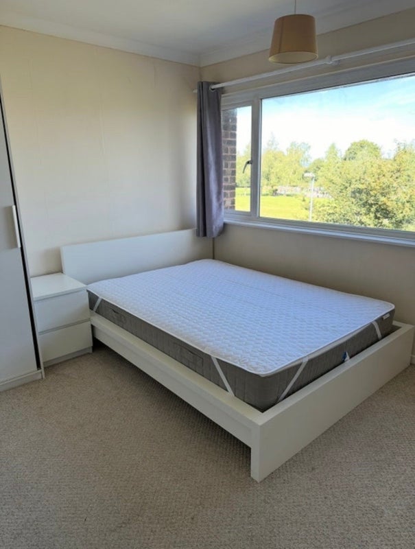Room Caburn Heights in Crawley