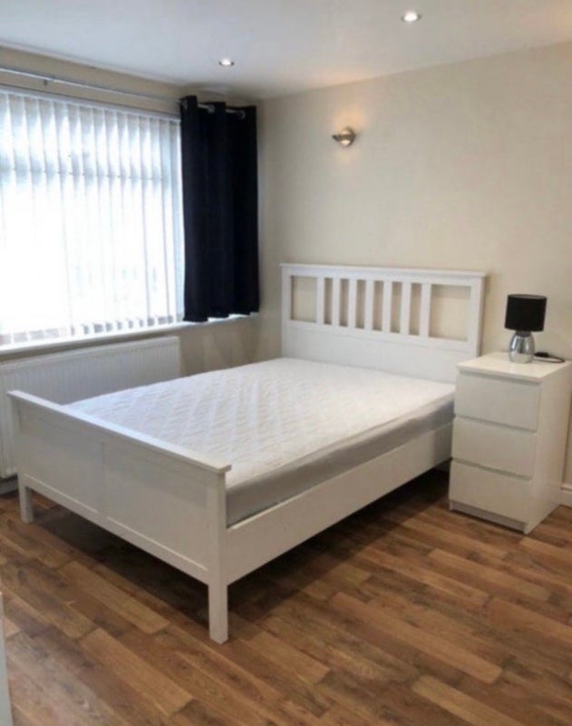 Room Caburn Heights in Crawley
