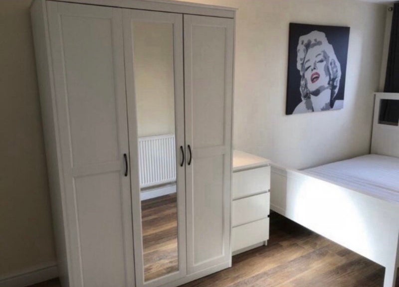 Room Caburn Heights in Crawley