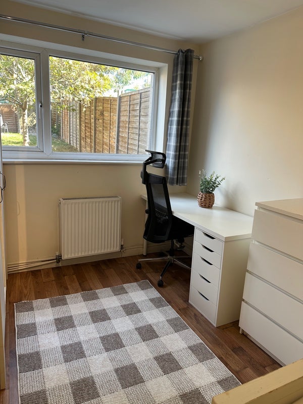 Room Caburn Heights in Crawley