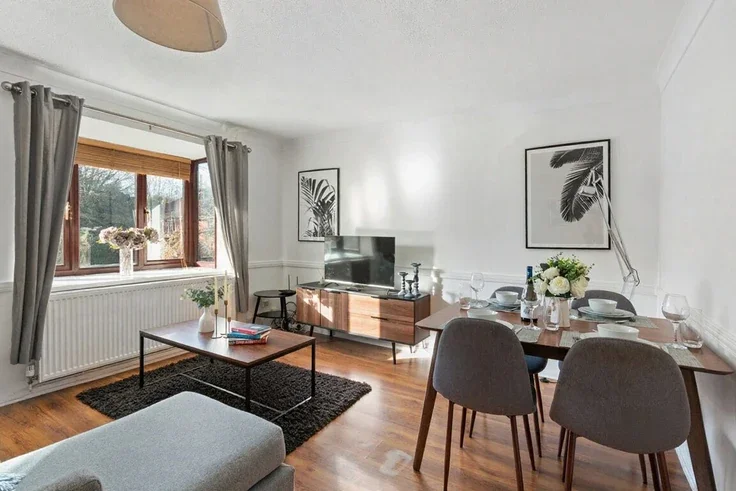 Flat Millstream Close in North Hertfordshire