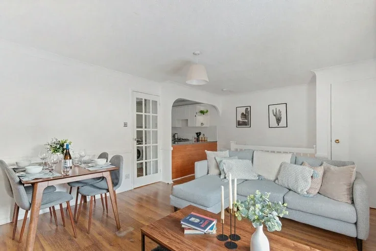 Flat Millstream Close in North Hertfordshire