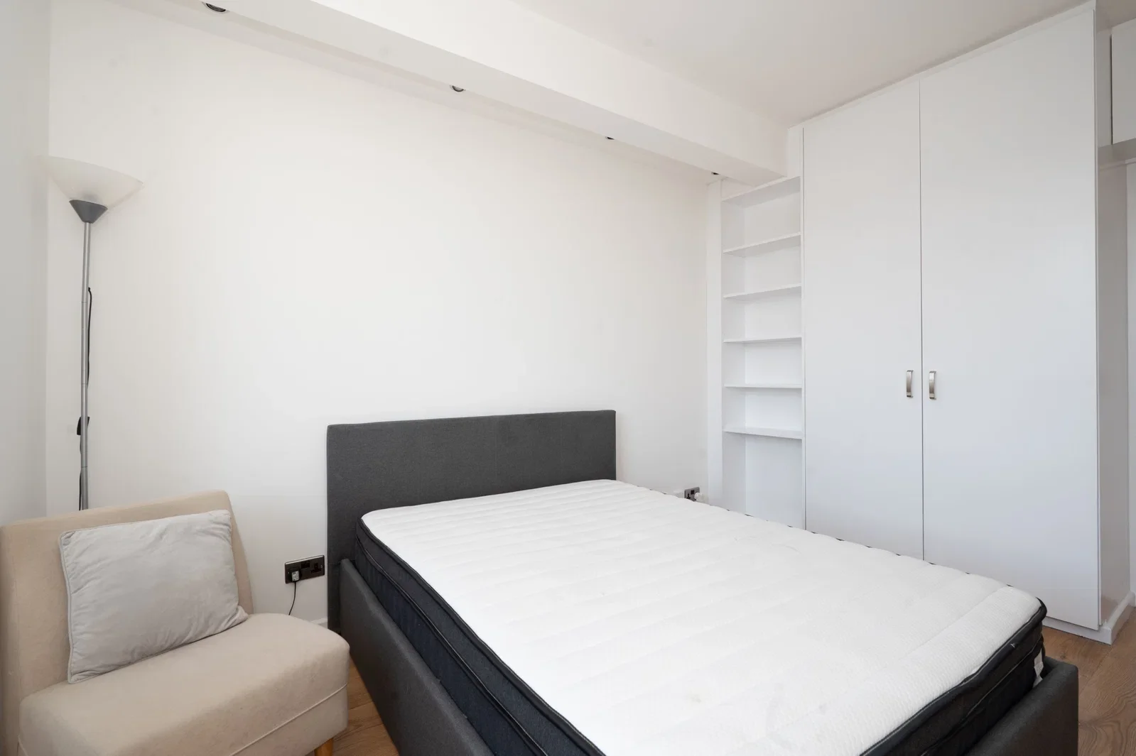 Flat Sloane Avenue in Greater London