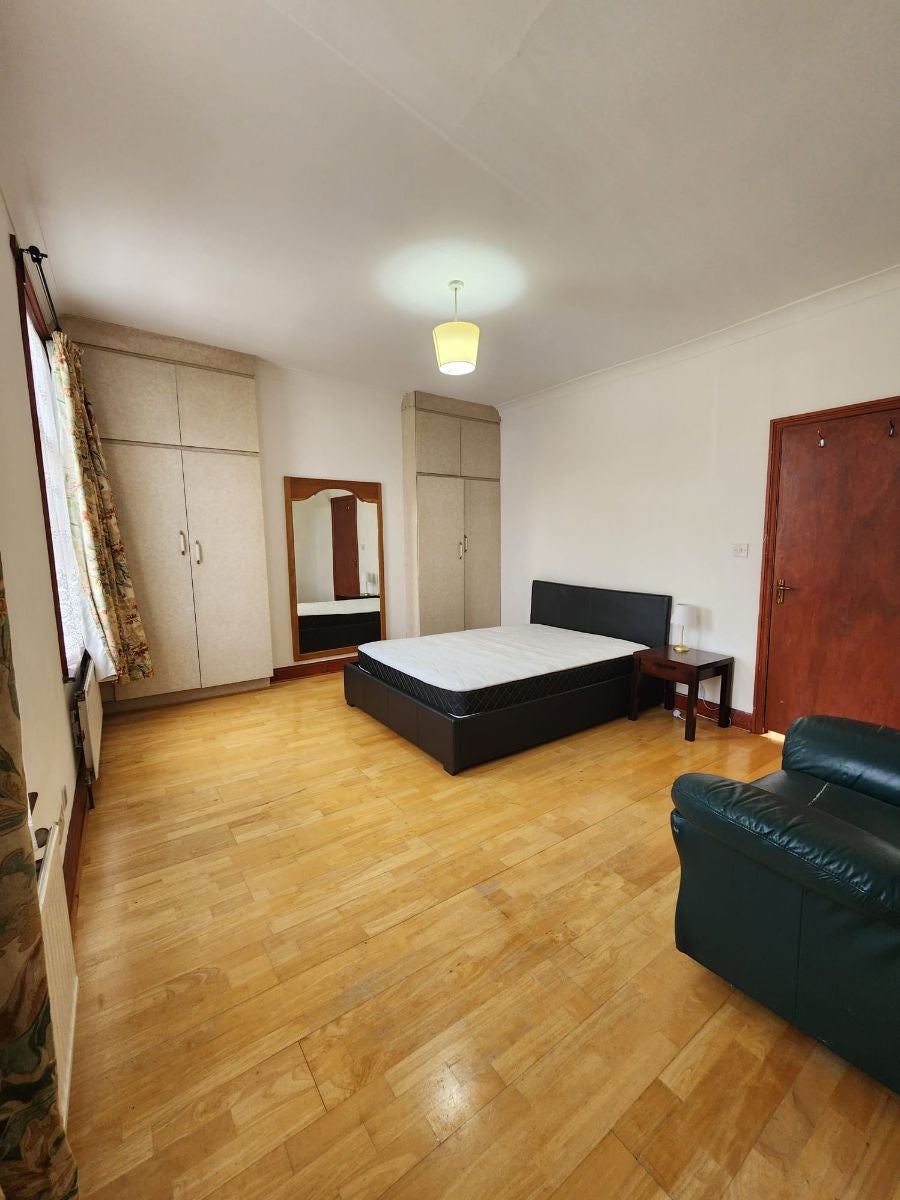 Room Brent View Road in Greater London