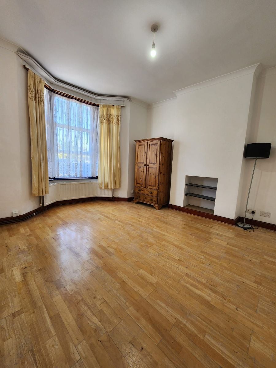 Room Brent View Road in Greater London