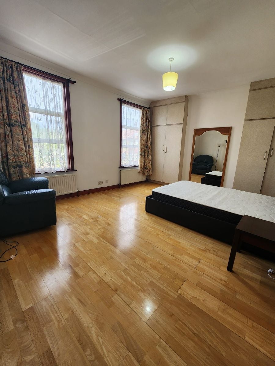 Room Brent View Road in Greater London
