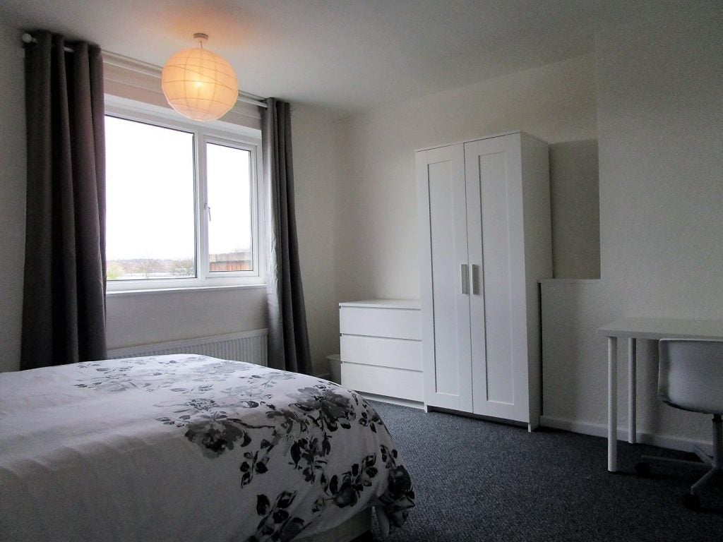 Flat Foxcroft Way in Leeds