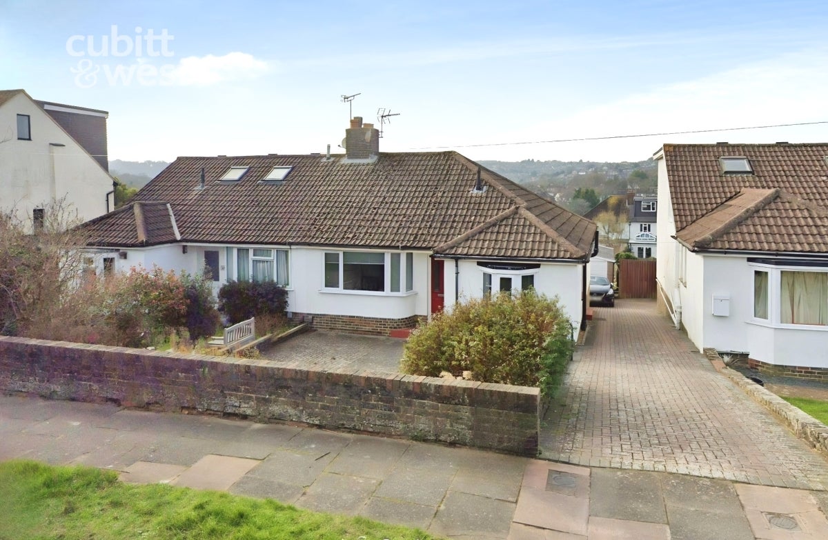 House Maude Close in Folkestone and Hythe District