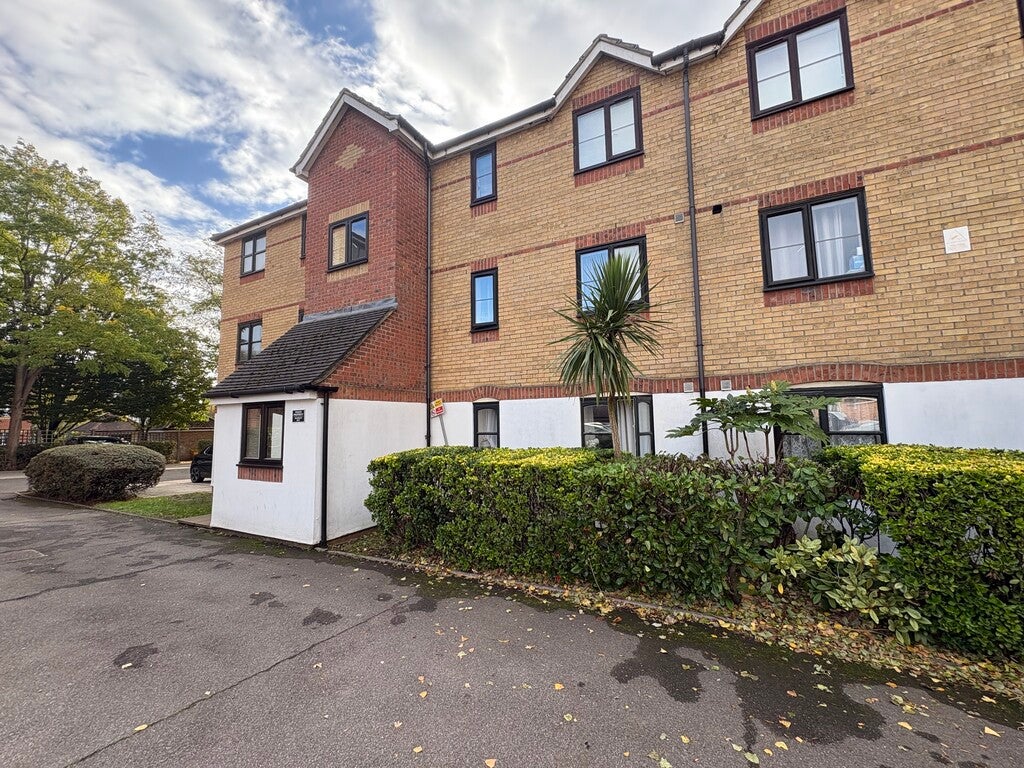 Flat Cherry Blossom Close in Greater London