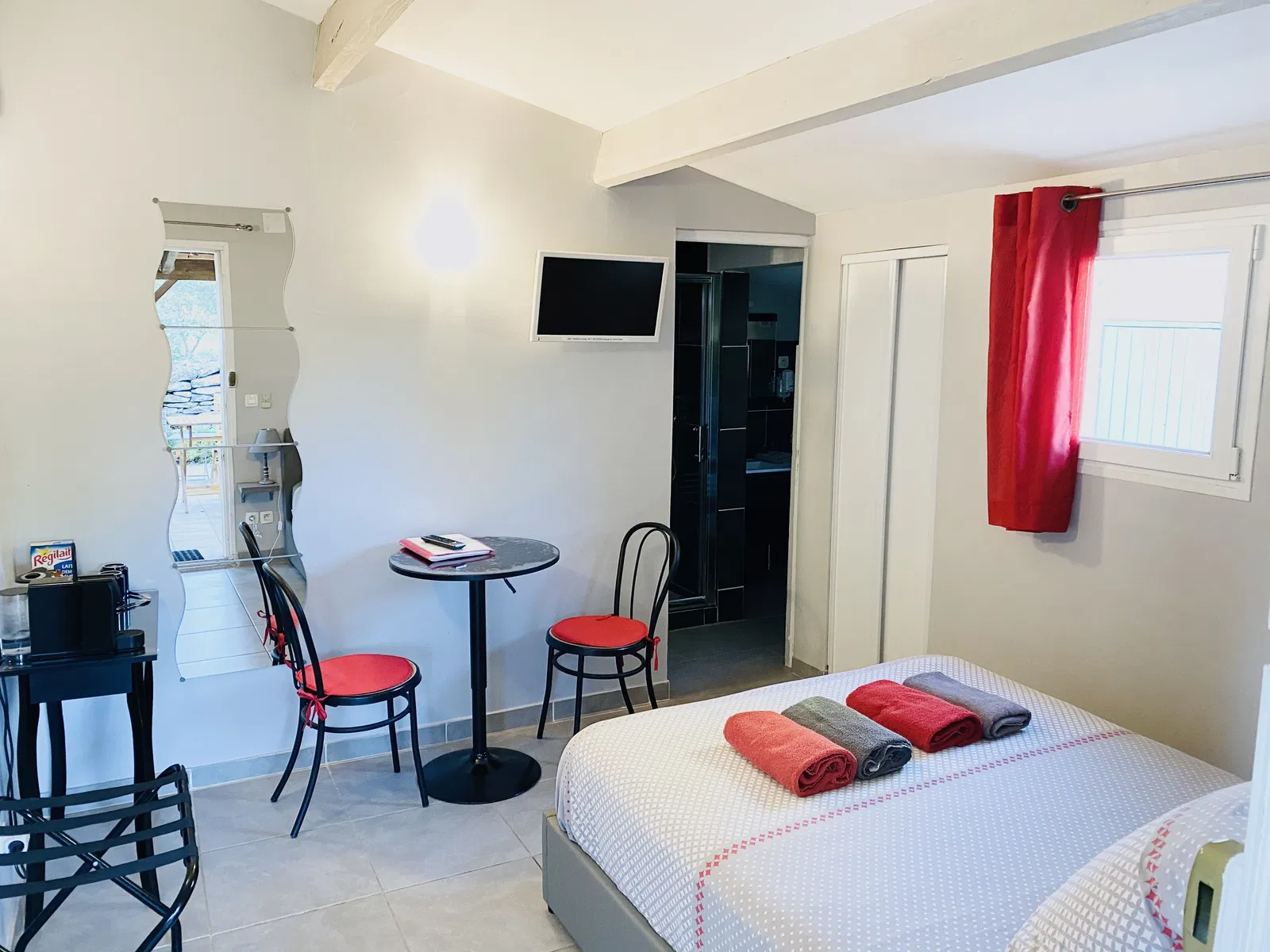 Room Route de Saint-Chamas in Grans