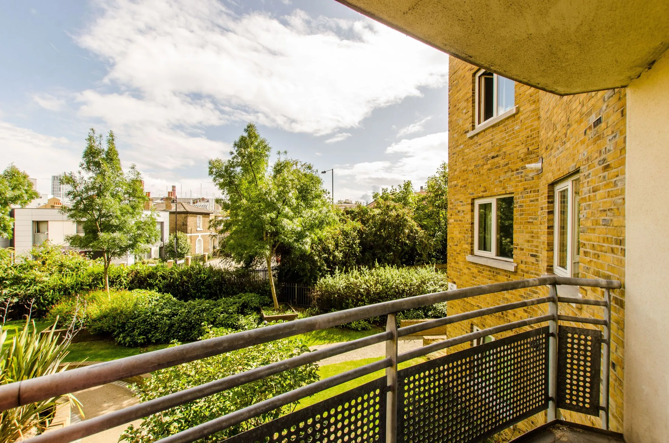 Flat Pancras Way in Greater London
