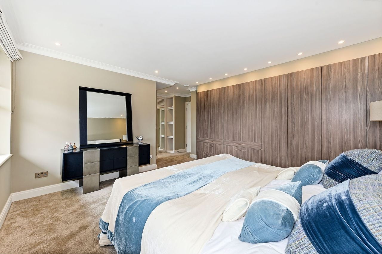 Flat Boydell Court in Greater London