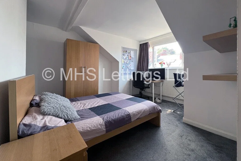 Room Back Burchett Grove in Leeds
