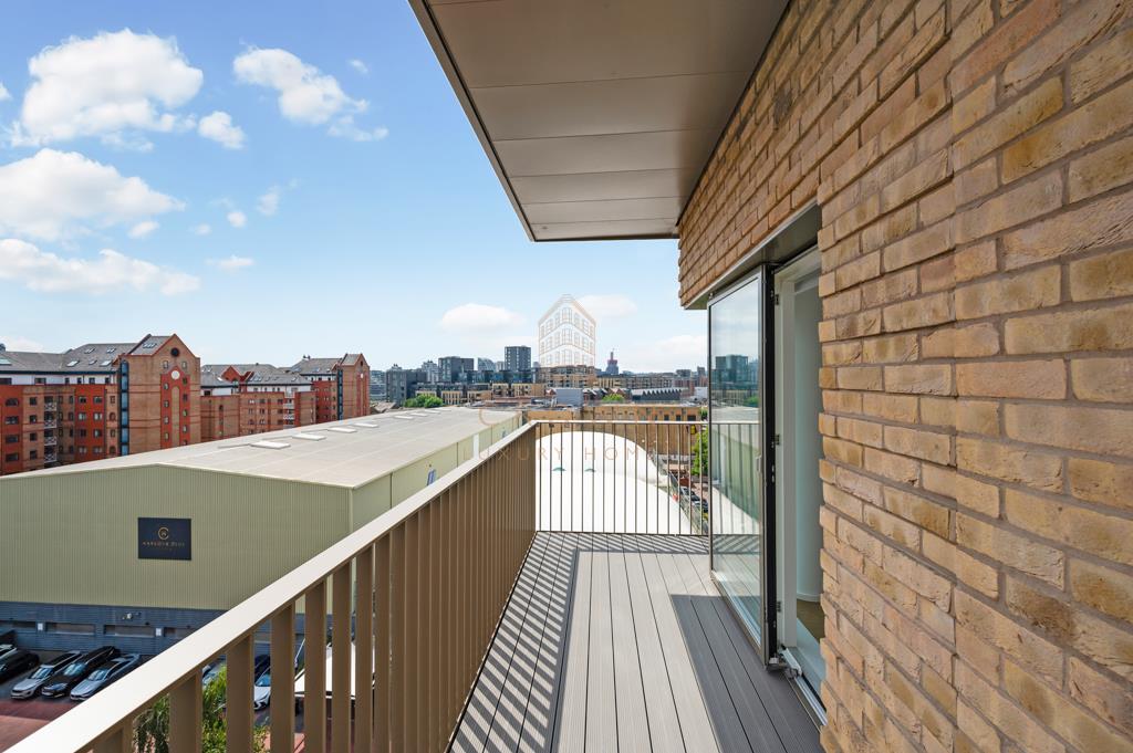 Flat Potters Road in Greater London