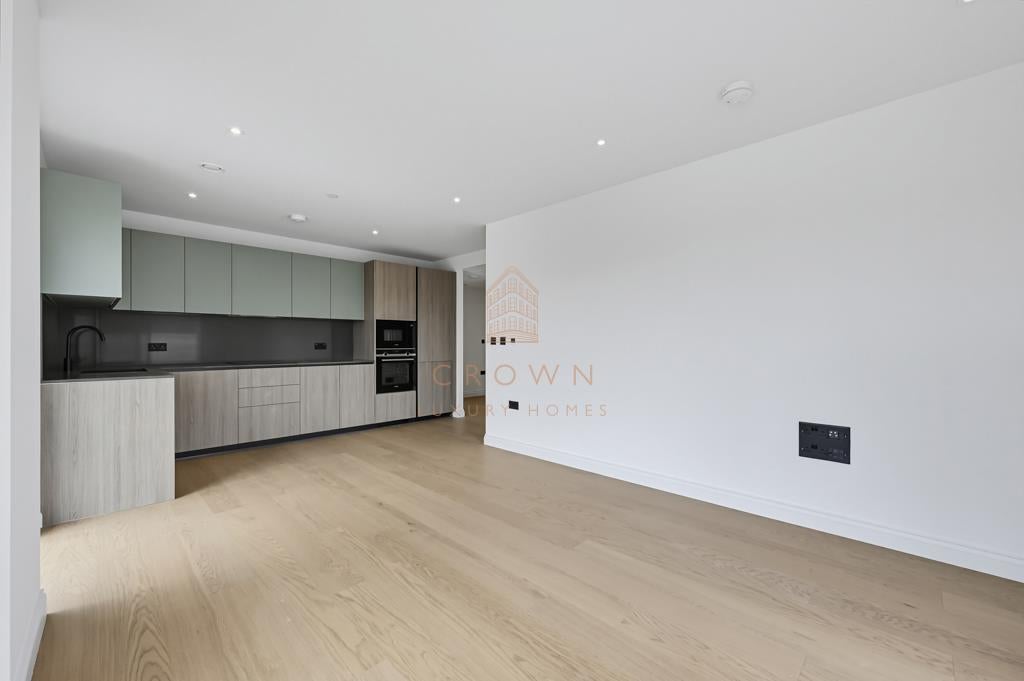 Flat Potters Road in Greater London