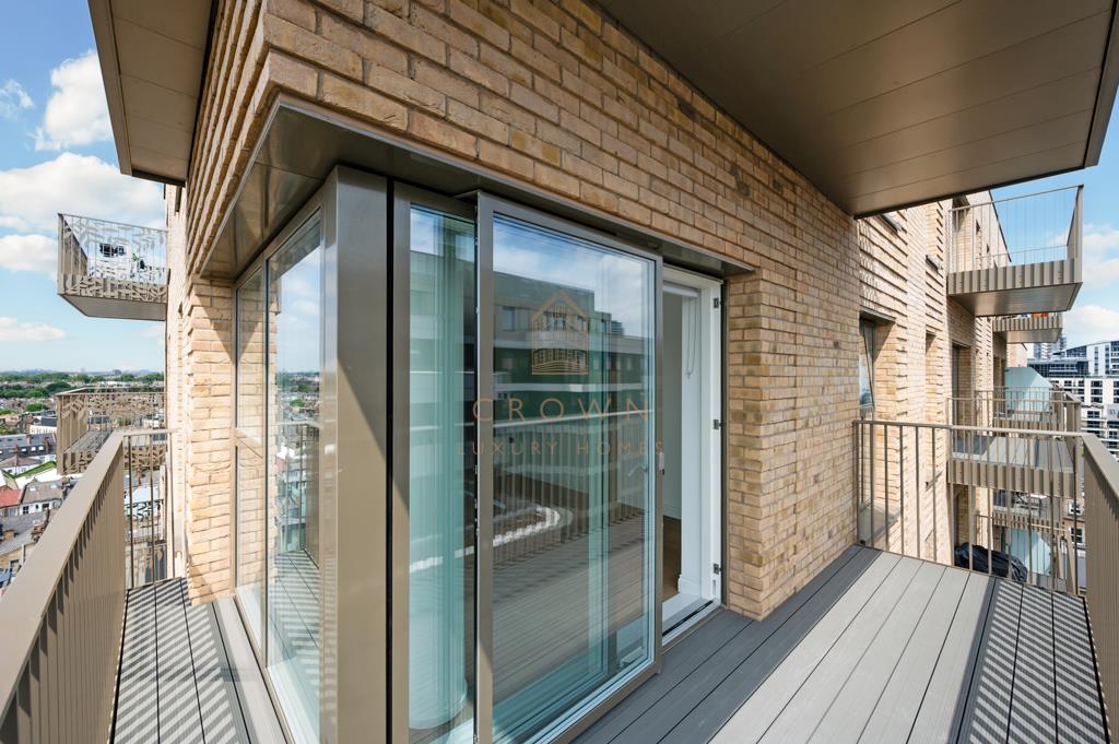 Flat Potters Road in Greater London