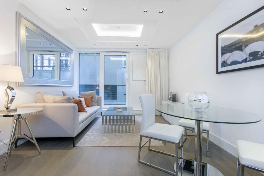 Flat Kensington High Street in Greater London