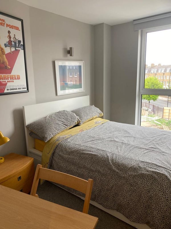 Room Enfield Road in Greater London