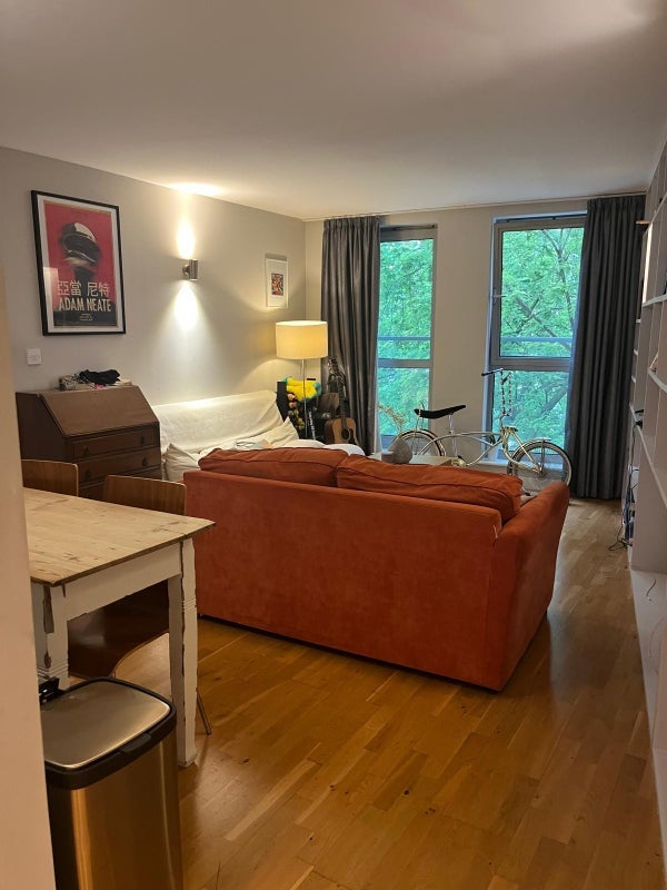 Room Enfield Road in Greater London
