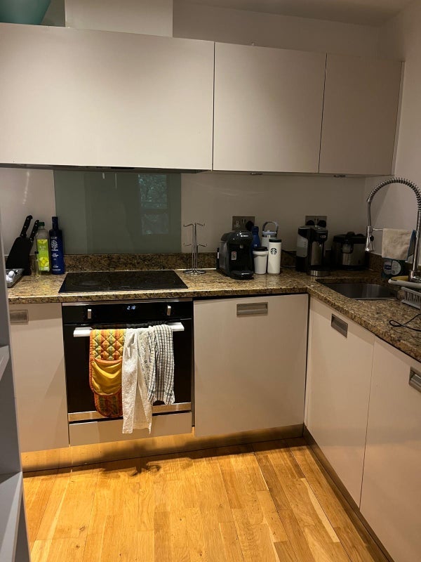 Room Enfield Road in Greater London