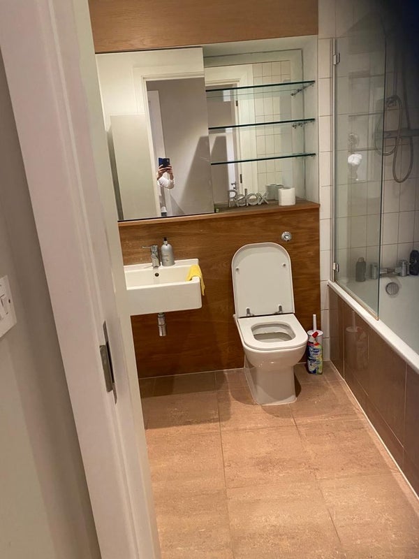 Room Enfield Road in Greater London