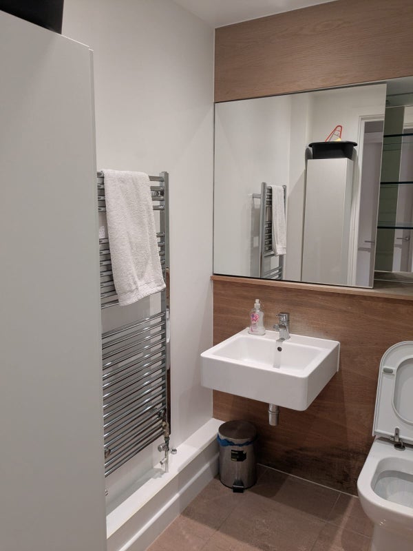 Room Enfield Road in Greater London